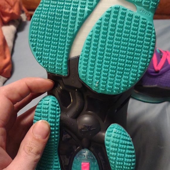 Nike LeBron 19's Wild Berry - Picture 6 of 6